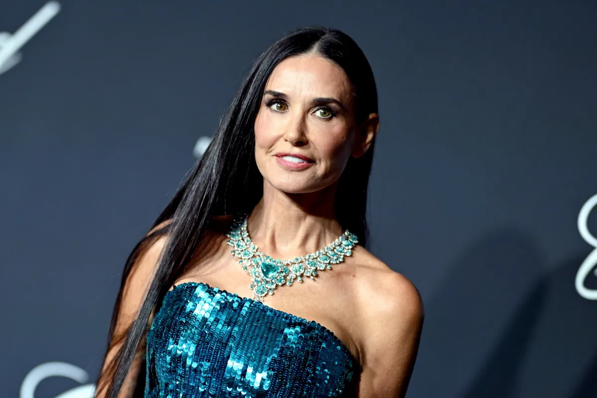 ديمي مور Demi Moore بمجوهرات فاخرة من شوبارد Chopard في مهرجان كان 2024 (مصدر الصورة: Lionel Hahn/Getty Images)