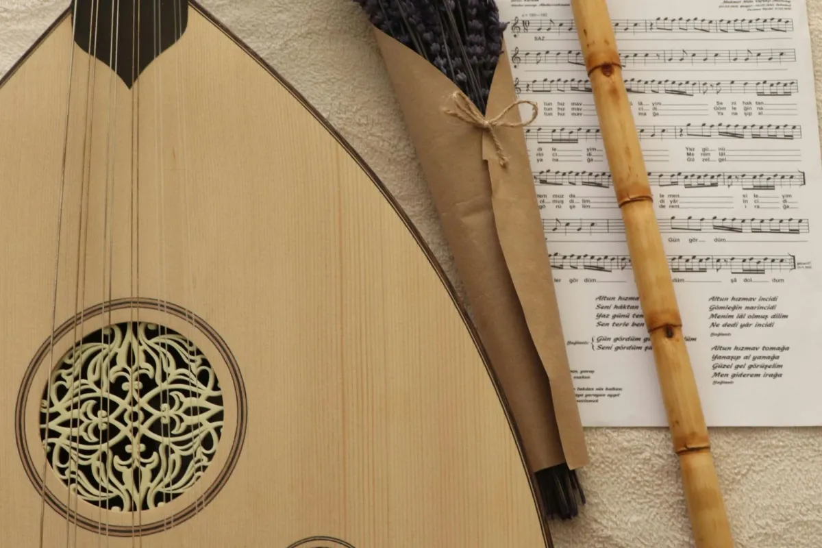 نوتة موسيقية ومزمار وعود شرقي أصيل 