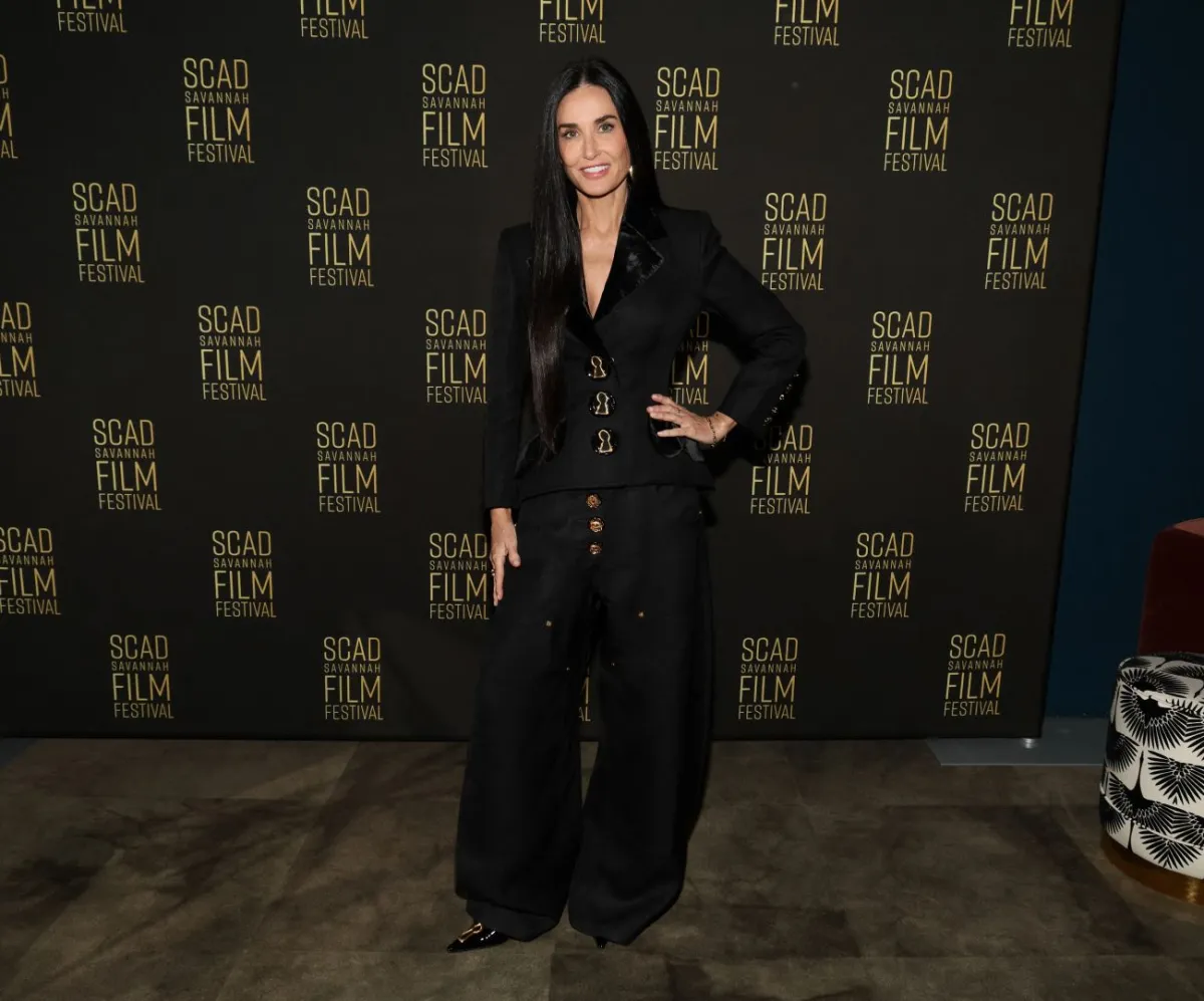 ديمي مور في سافانا، جورجيا (Demi Moore in Savannah, Georgia). مصدر الصورة: Dia Dipasupil / GETTY IMAGES NORTH AMERICA / Getty Images via AFP