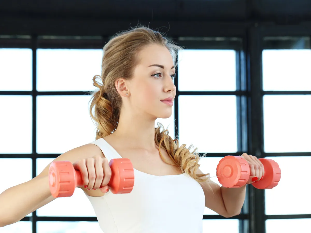 تمارين القوة تساهم بالتقليل من فرص الإصابة بنوبات والسكتات القلبية Image by Racool_studio on Freepik