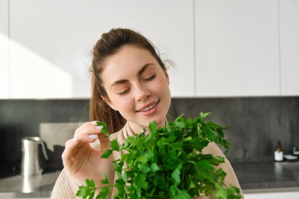 صورة لحامل تُمسك بأوراق الجرجير