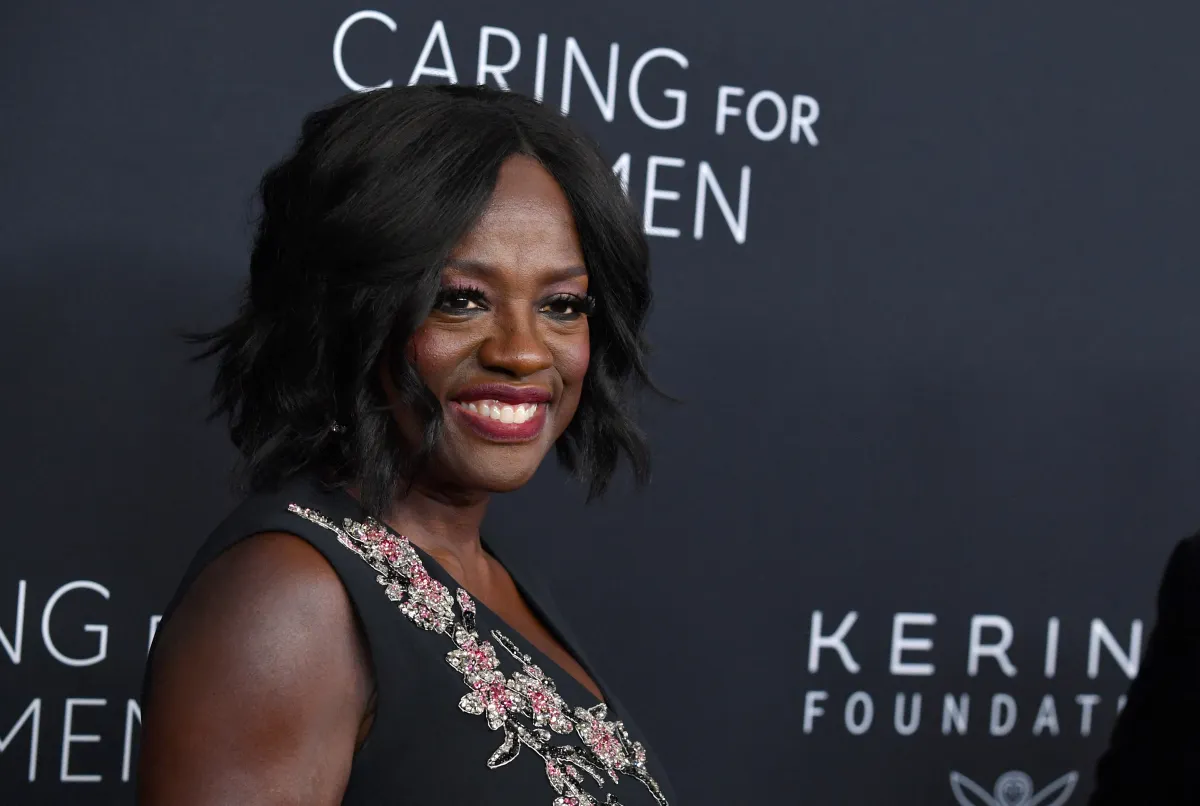 فيولا ديفيس في حفل عشاء مؤسسة كيرينغ لرعاية النساء لعام 2024 ( Viola Davis attends the 2024 Kering Foundation's Caring for Women dinner ). مصدر الصورة: Andrea RENAULT / AFP