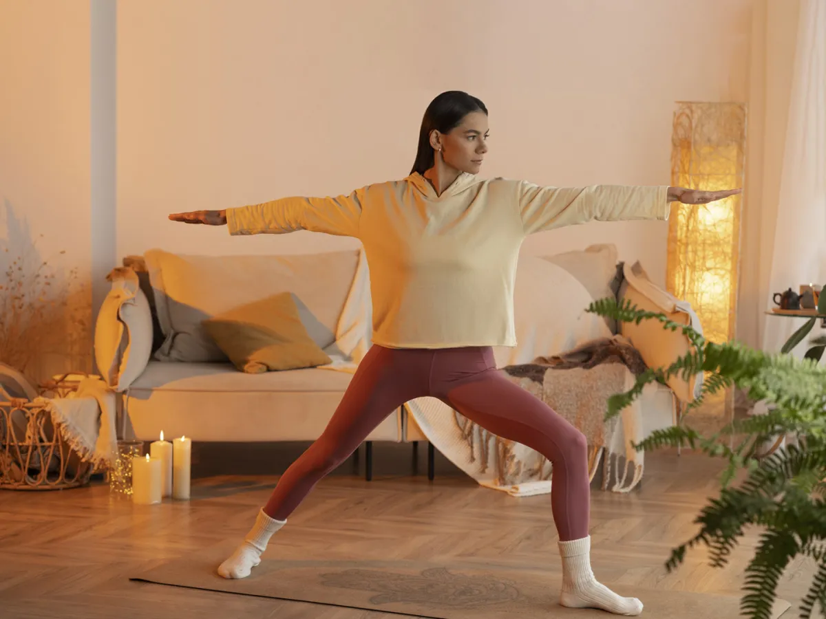 امرأة تمارس الرياضة في المنزل