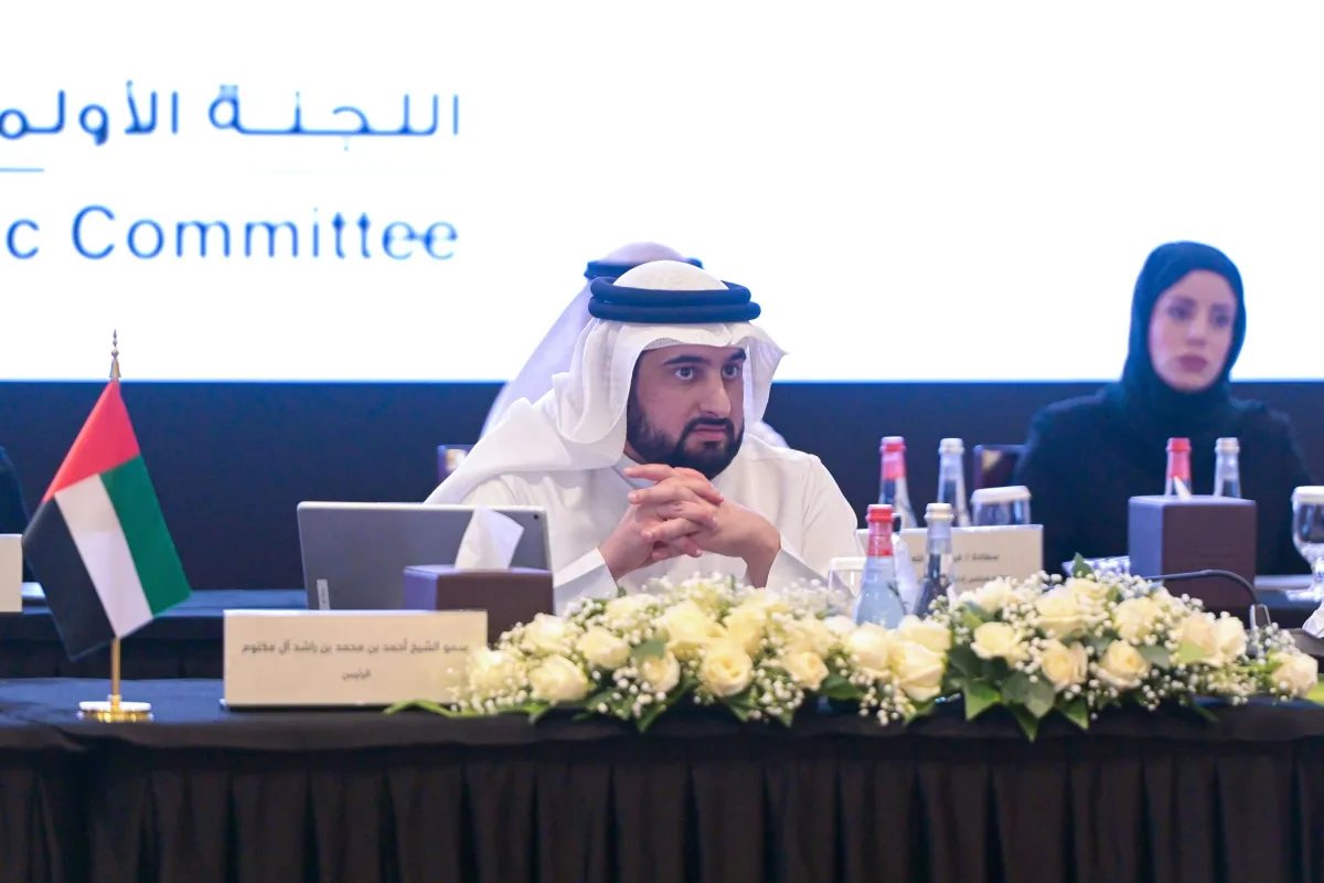 الشيخ أحمد بن محمد بن راشد آل مكتوم خلال ترؤسه لاجتماع الجمعية العمومية للجنة الأولمبية الوطنية. الصورة من مكتب دبي الإعلامي