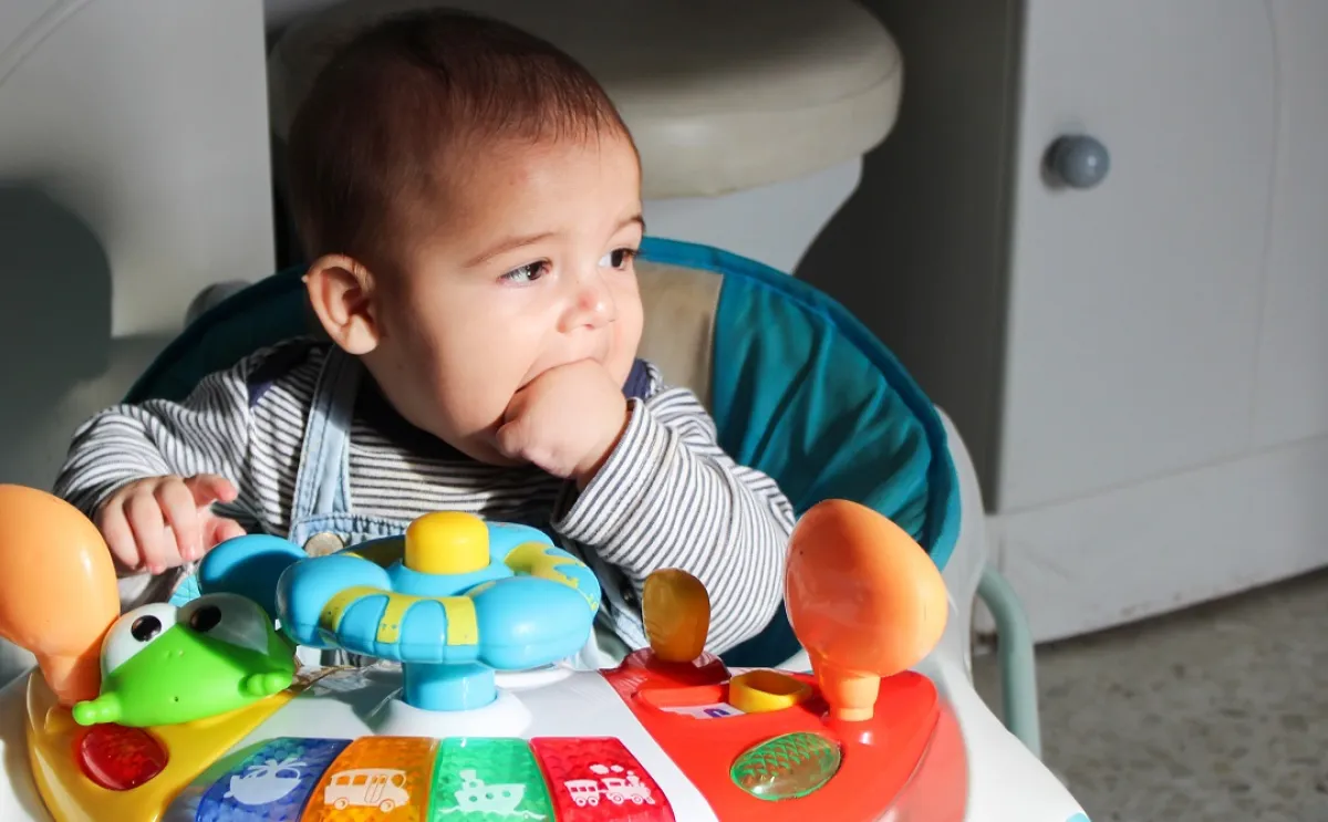 صورة لرضيع يضع يده في فمه