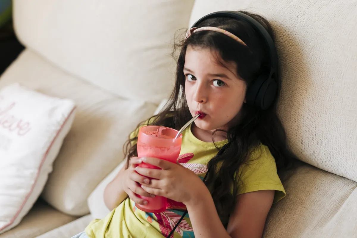 صورة لطفلة تتناول مشروباً