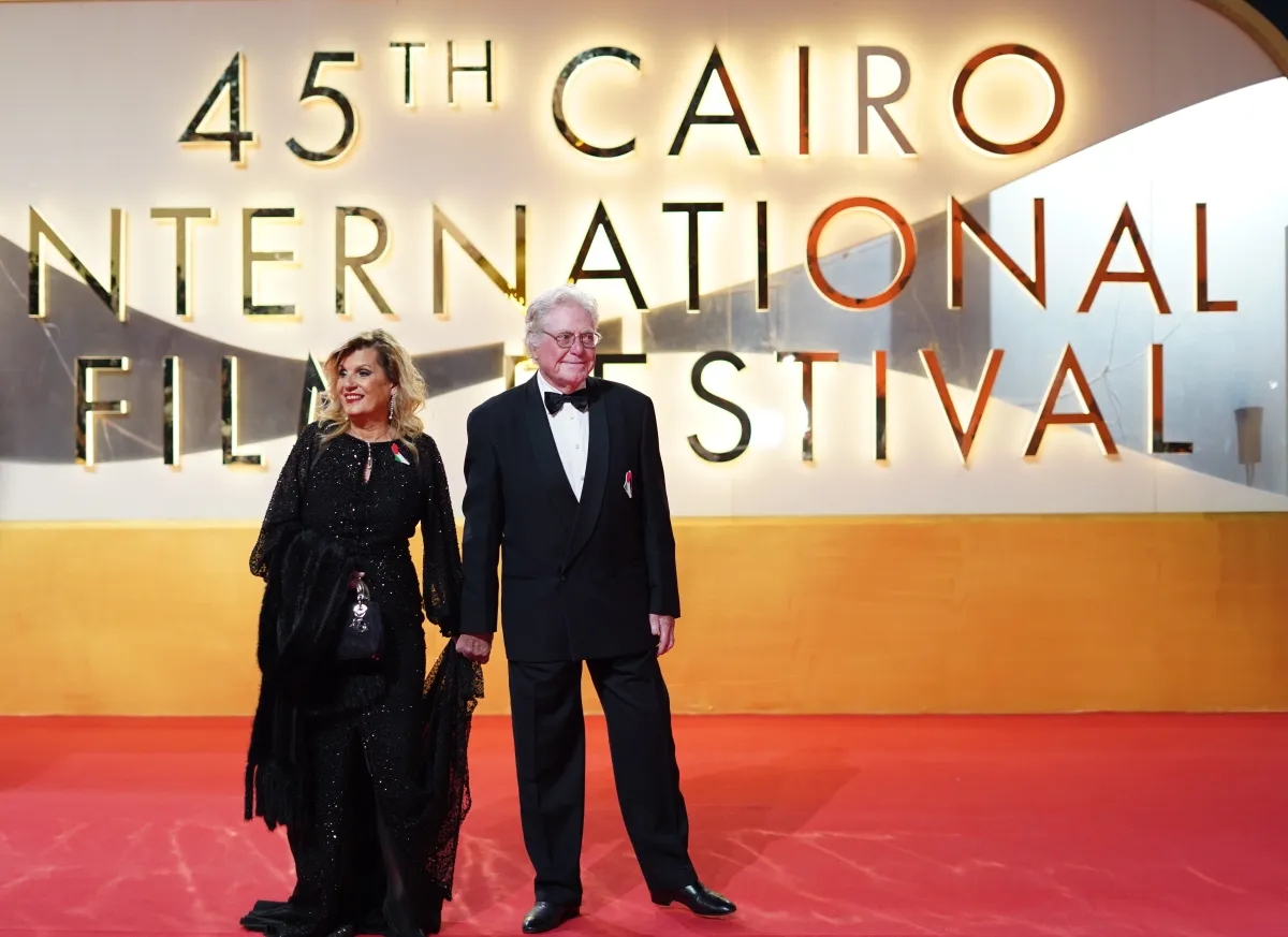 حسين فهمي وزوجته على السجادة الحمراء في حفل افتتاح مهرجان القاهرة الصورة من المركز الاعلامي للمهرجان