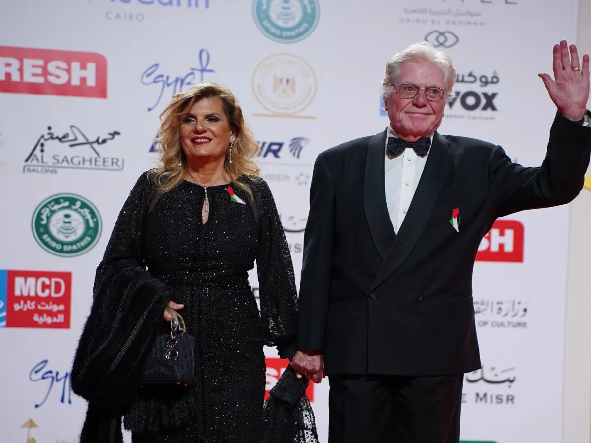 حسين فهمي وزوجته من حفل الافتتاح- الصورة من المكتب الإعلامي للمهرجان