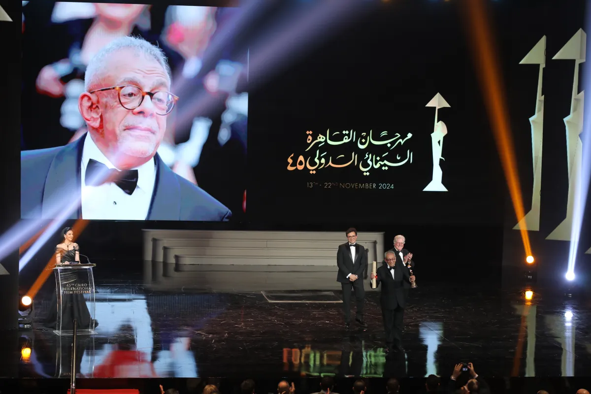 يسري نصر الله لحظة تكريمه من مهرجان القاهرة السينمائي الدولي - الصورة من المركز الإعلامي للمهرجان