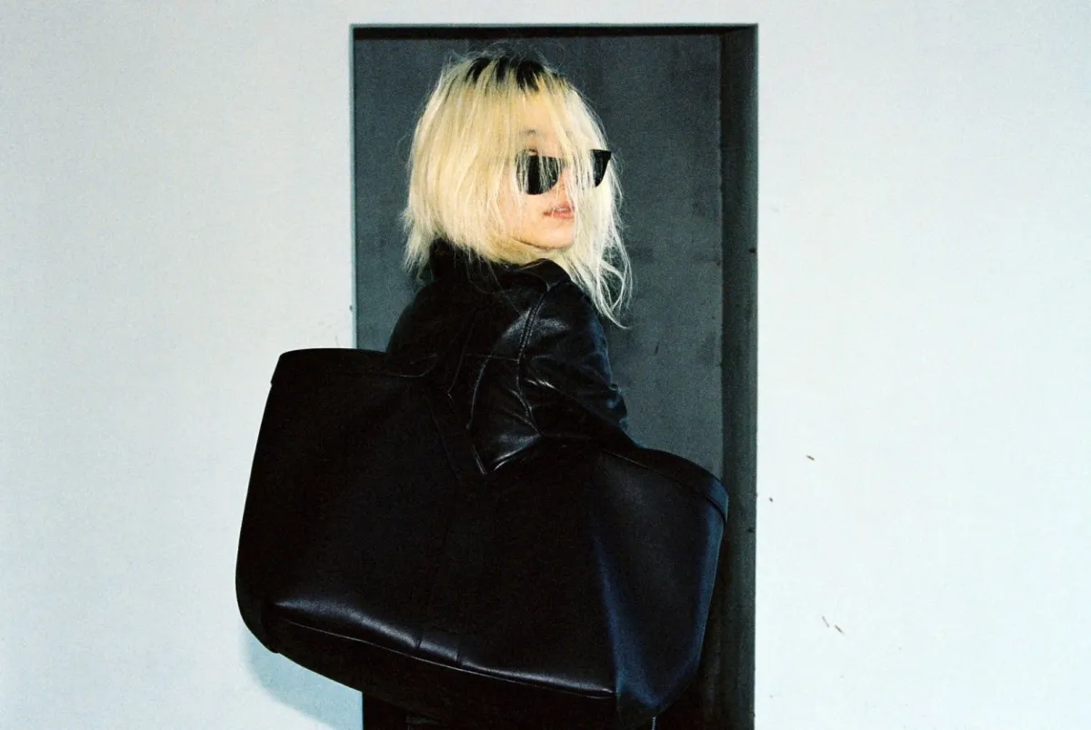 كيتي شيشا Kitty Chicha تحمل حقيبة Ytote Bag من سان لوران- الصورة من العلاقات العامة للدار