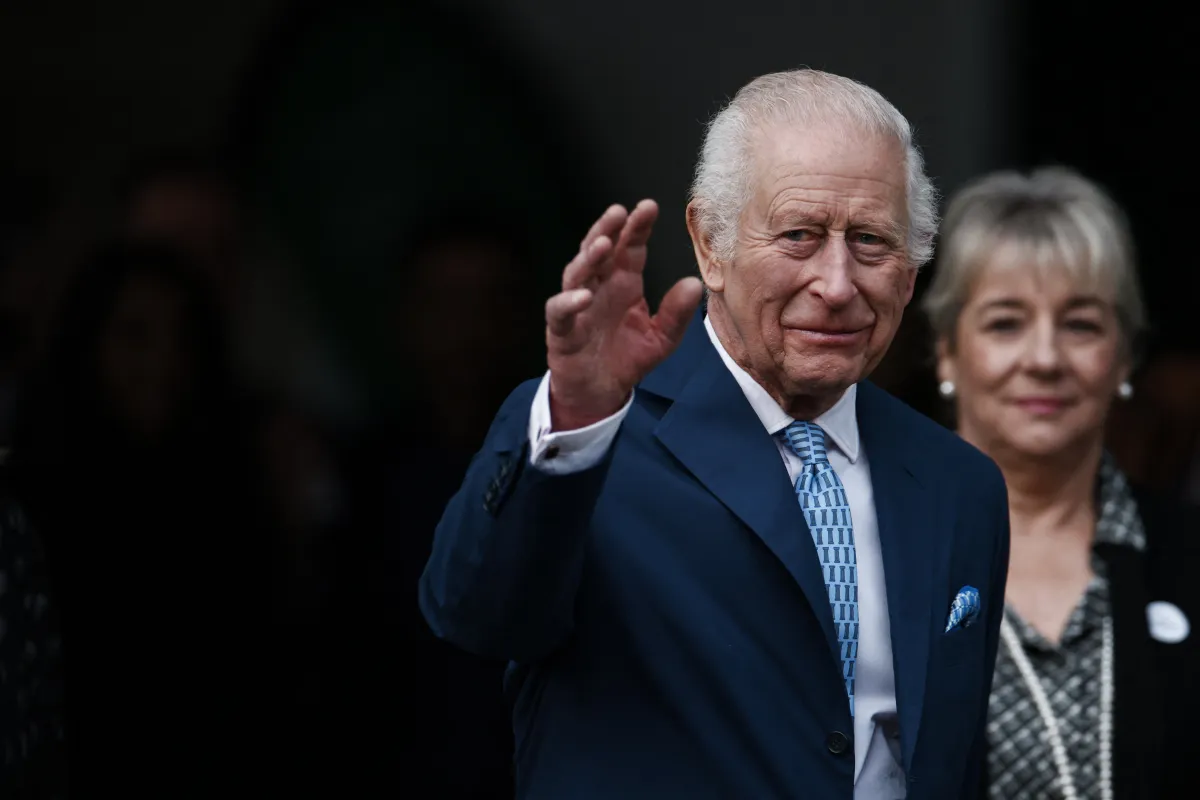 الملك تشارلز في افتتاح مركز مشروع كورونيشن للأغذية في جنوب شرق لندن 2024 (  King Charles at the opening of the Coronation Food Project Centre in south-east London). مصدر الصورة: BENJAMIN CREMEL / AFP