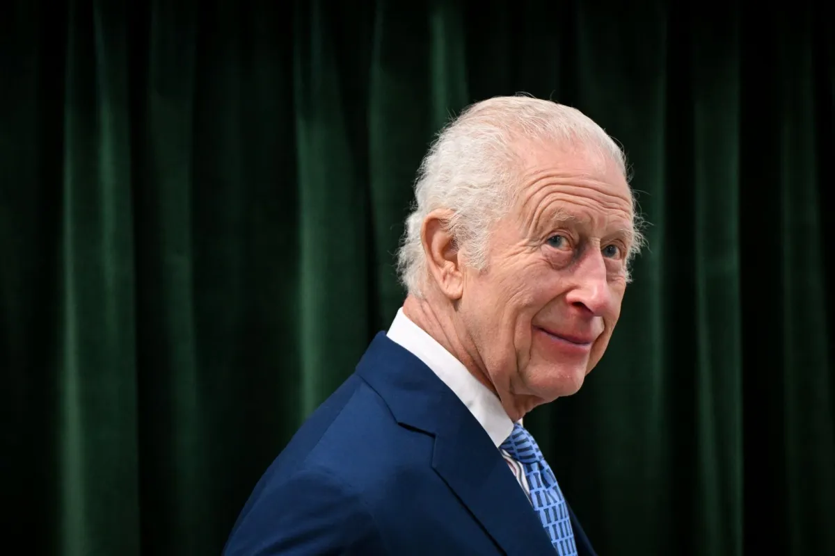 الملك تشارلز الثالث في منطقة ديبفورد التجارية في جنوب شرق لندن (King Charles III at the Deptford Trading Estate, in southeastern London). مصدر الصورة: JUSTIN TALLIS / POOL / AFP