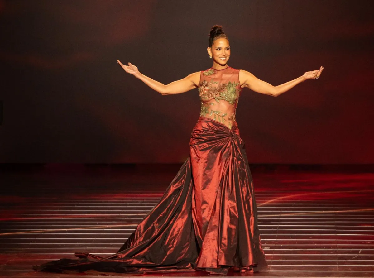 هالي بيري Halle Berry من عرض1001 موسم  لإيلي صعب في الرياض