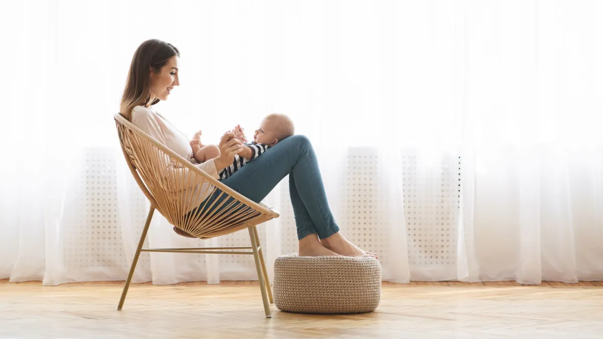 صورة لأم تتواصل مع رضيعها