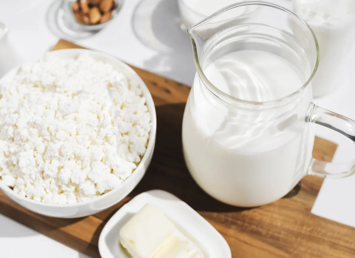 يساعد تناول لبن الكفير في فقدان الوزن لأنه يملك كمية بروتين جيدة Image By Freepik