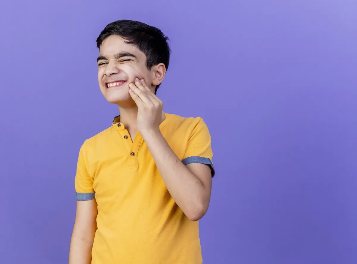 صورة لطفل يشعر بألم في الأسنان