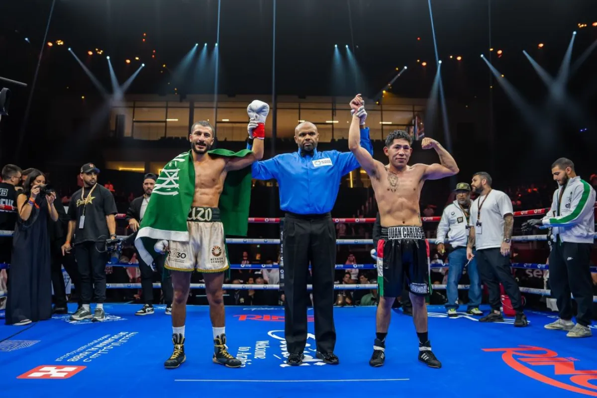 الملاكم السعودي زياد المعيوف مع خصمه خوان جارسيا في الليلة اللاتينية