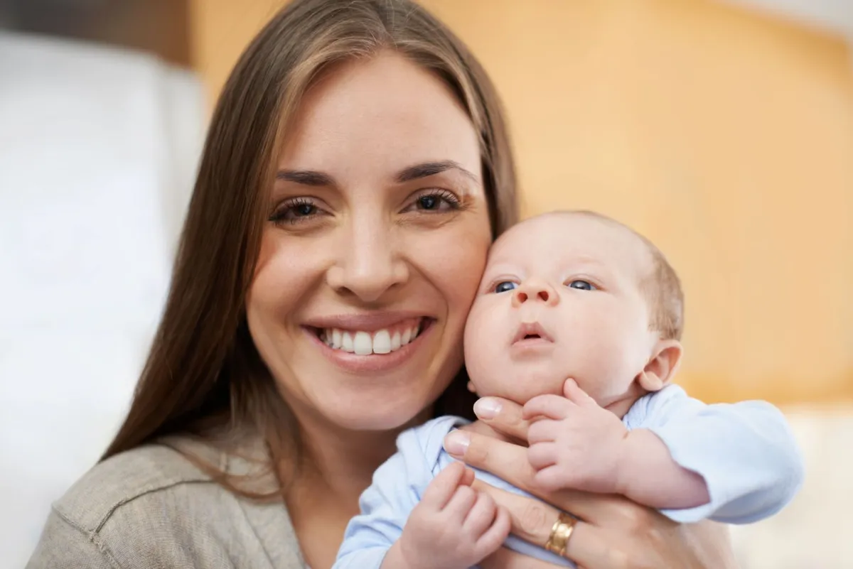 صورة أم مع الرضيع