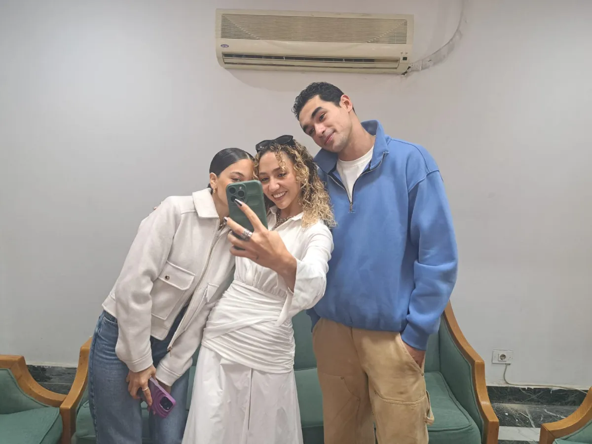 زينة أشرف عبدالباقي برفقة بطلي فيلم مين يصدق: يوسف عمر وجيدا منصور- الصورة خاصة بـ«سيدتي» من تصوير سيد أحمد