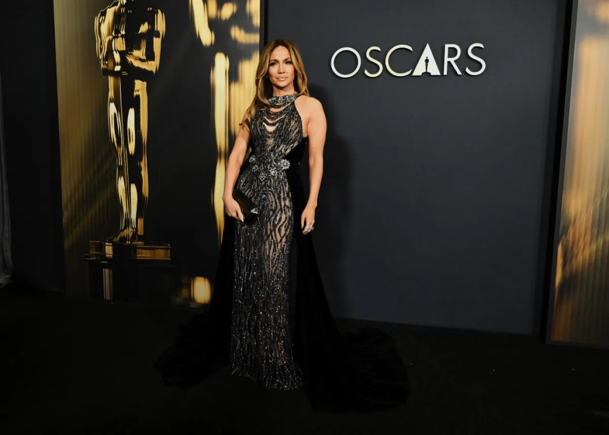 جينيفر لوبيز Jennifer Lopez في حفل Governors Awards 2024  (مصدر الصورة  Gilbert Flores/Variety via Getty Images)