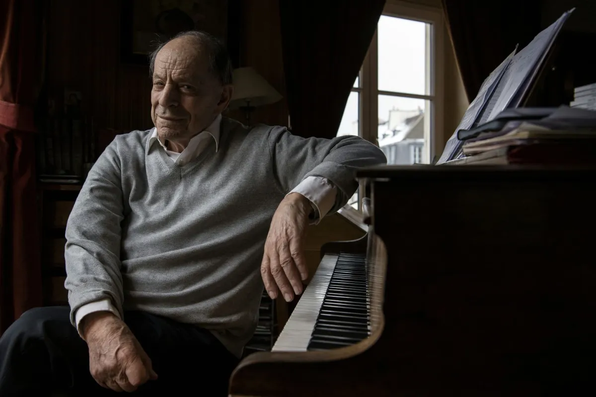 تشارلز دومون في شقته في باريس (Charles Dumont at his apartment in Paris). مصدر الصورة:  CHRISTOPHE ARCHAMBAULT / AFP