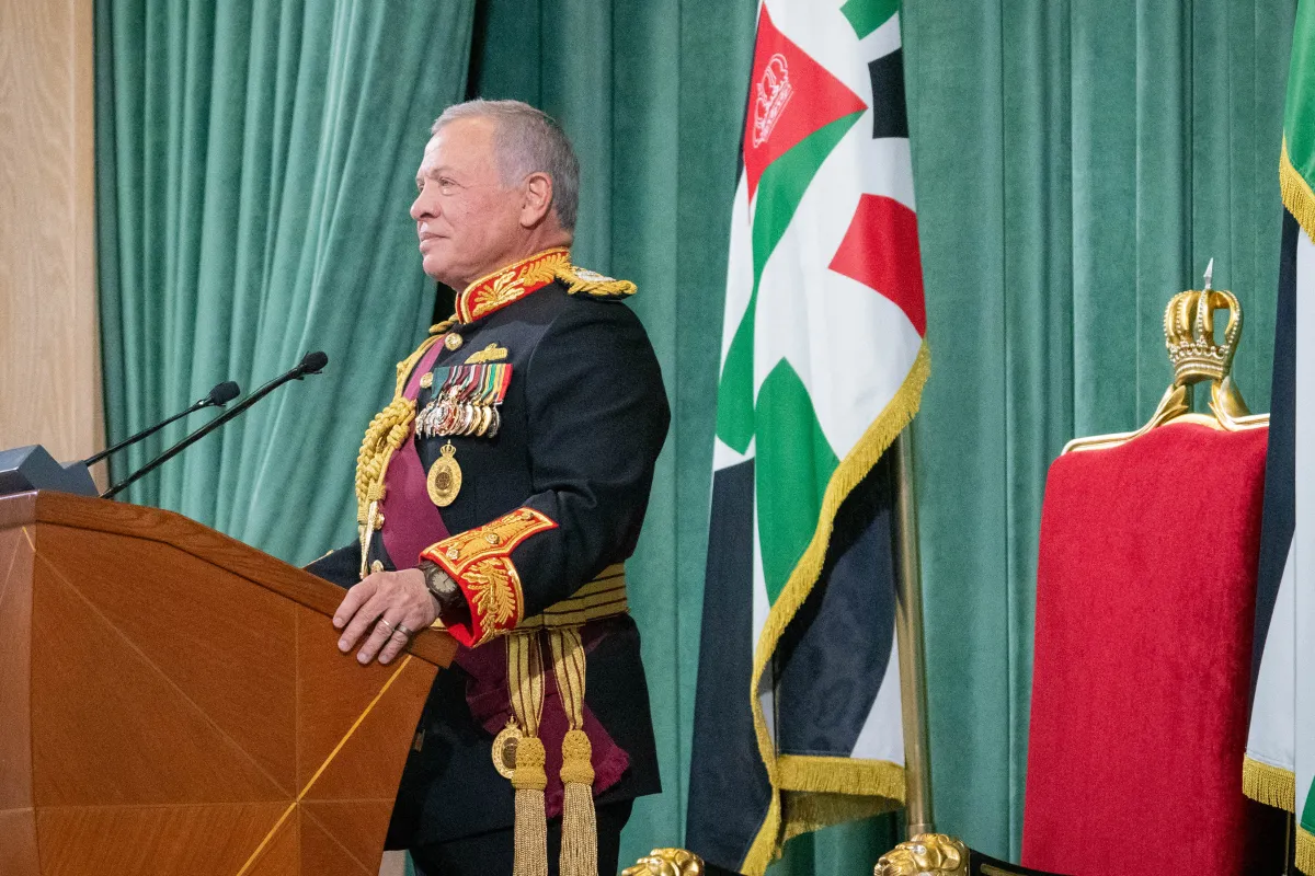 الملك عبد الله الثاني يلقي كلمة في افتتاح الدورة العادية لمجلس الأمة العشرين في عمان ( King Abdullah II delivers a speech at the opening of the 20th regular session of the National Assembly in Amman ). مصدر الصورة: Chris Setian / Jordanian Royal Palace / AFP