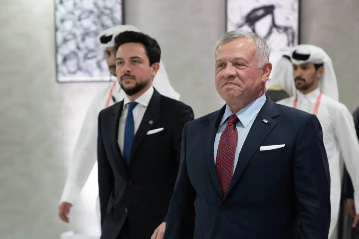 الملك عبدالله الثاني وابنه ولي العهد الحسين في افتتاح بطولة كأس العالم لكرة القدم قطر 2022 ( King Abdullah II and his son Crown Prince Hussein at the opening of the FIFA World Cup Qatar 2022). مصدر الصورة: Yousef ALLAN / Jordanian Royal Palace / AFP