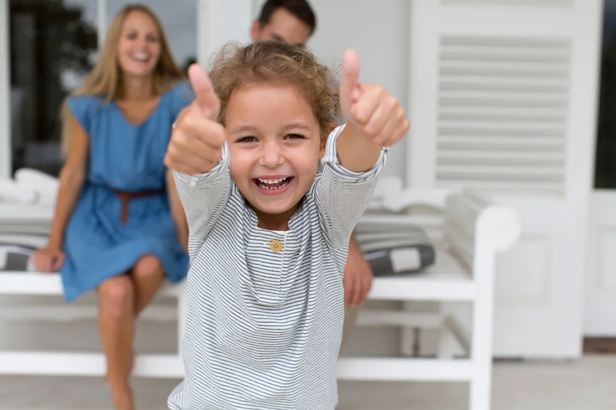 صورة لطفلة تشير بعلامة النصر