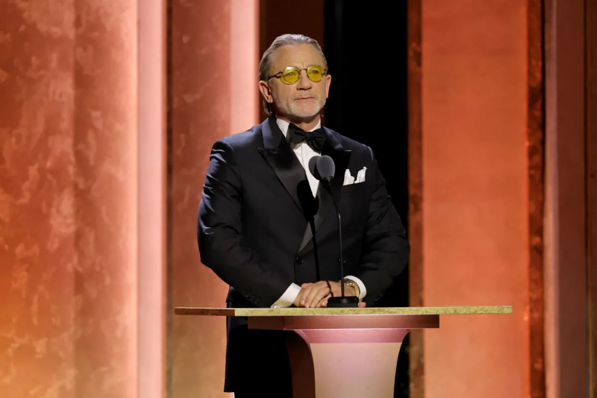 دانيال كريغ خلال حفل توزيع جوائز Governors Awards لعام 2024 في مسرح دولبي في هوليوود، كاليفورنيا (Daniel Craig during the 2024 Governors Awards at Dolby Theatre in Hollywood, California). مصدر الصورة: Kevin Winter/Getty Images/AFP