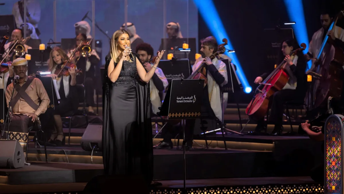 أروى في مشاركتها بـ الأوركسترا اليمنية- الصورة من حساب المركز الاعلامي المنظم للحفل