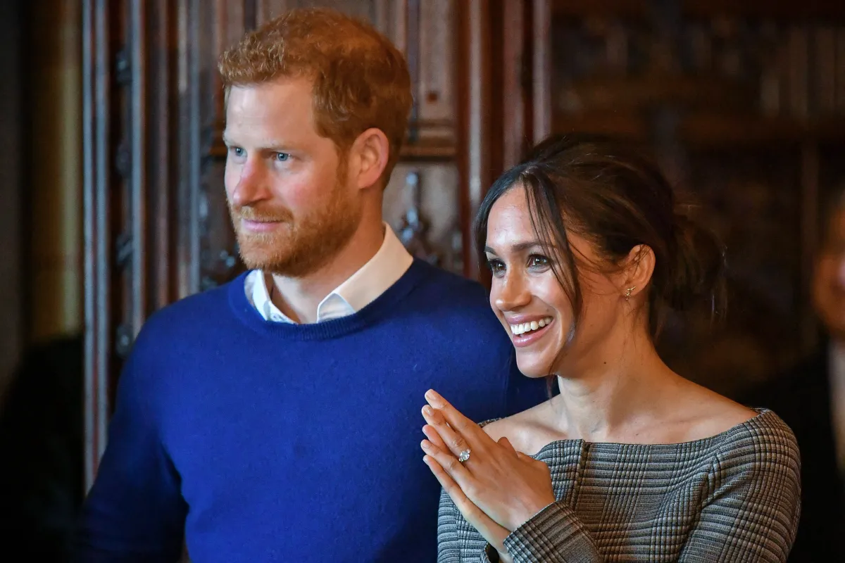الأمير هاري وميغان ماركل خلال زيارة إلى قلعة كارديف، جنوب ويلز عام 2018 Prince Harry and Meghan Markle during a visit to Cardiff Castle, South Wales in 2018. مصدر الصورة: Ben Birchall / POOL / AFP.