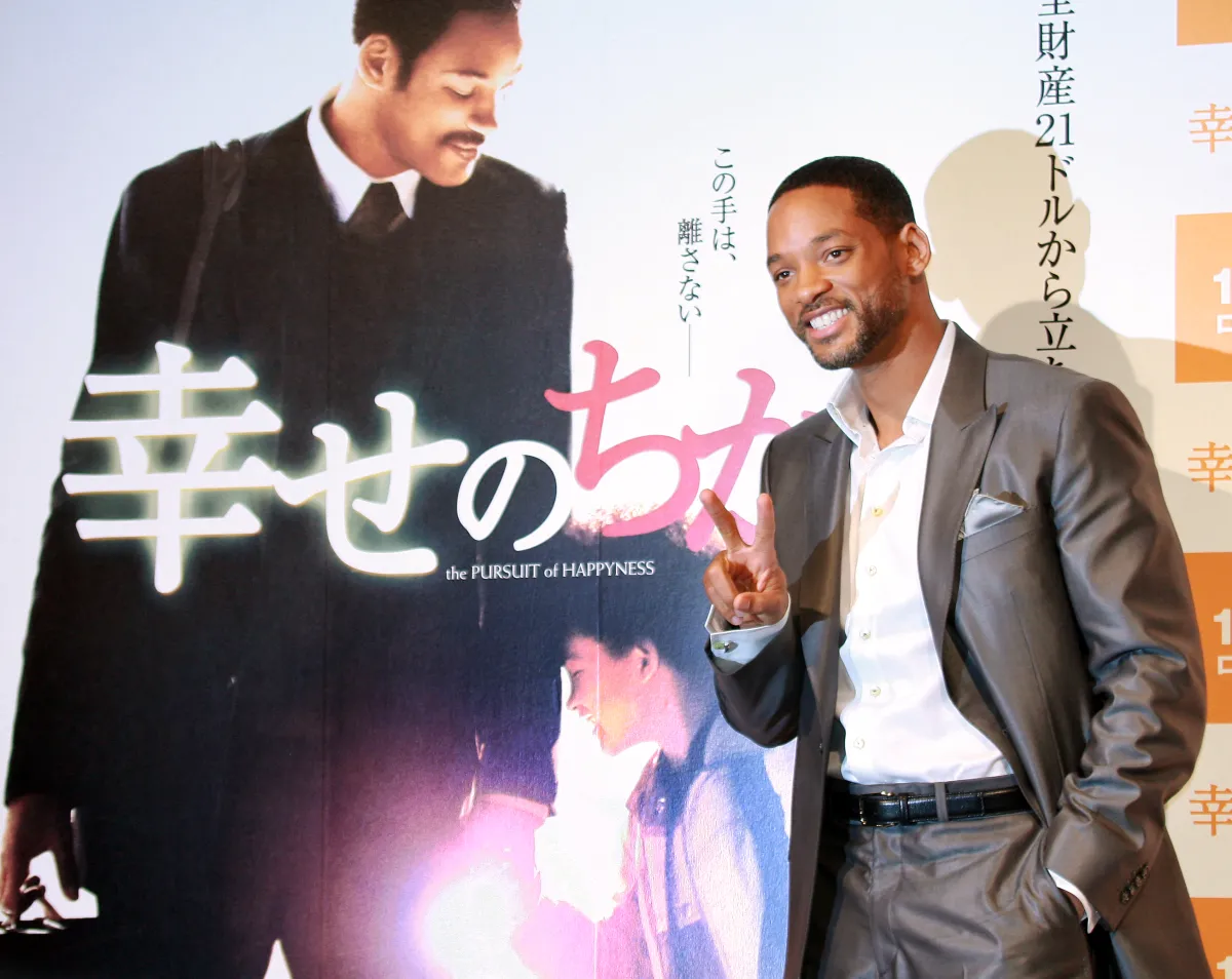 ويل سميث في مؤتمر صحفي لفيلمه "The pursuit of happyness" في طوكيو عام 2007 ( Will Smith at a press conference for his film "The Pursuit of Happyness" in Tokyo in 2007 ). مصدر الصورة: AFP PHOTO / Yoshikazu TSUNO