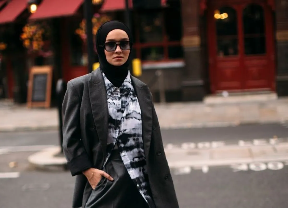 إطلالة ستريت ستايل من لندن للمحجبات- الصورة من Launchmetrics/Spotlight ©