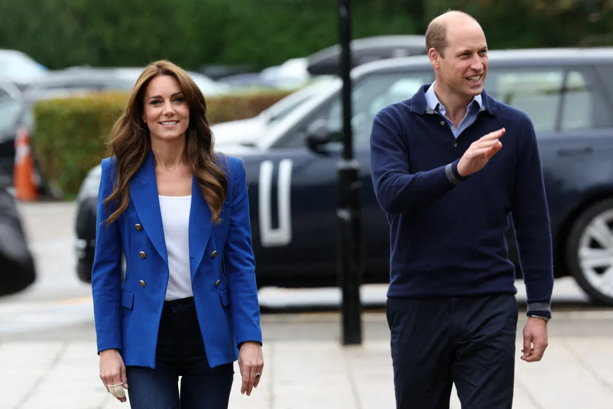 كيت ميدلتون ترتدي بنطلون جينز بقصة ضيقة مع بليزر باللون الأزرق وتوب بيضاء اللون