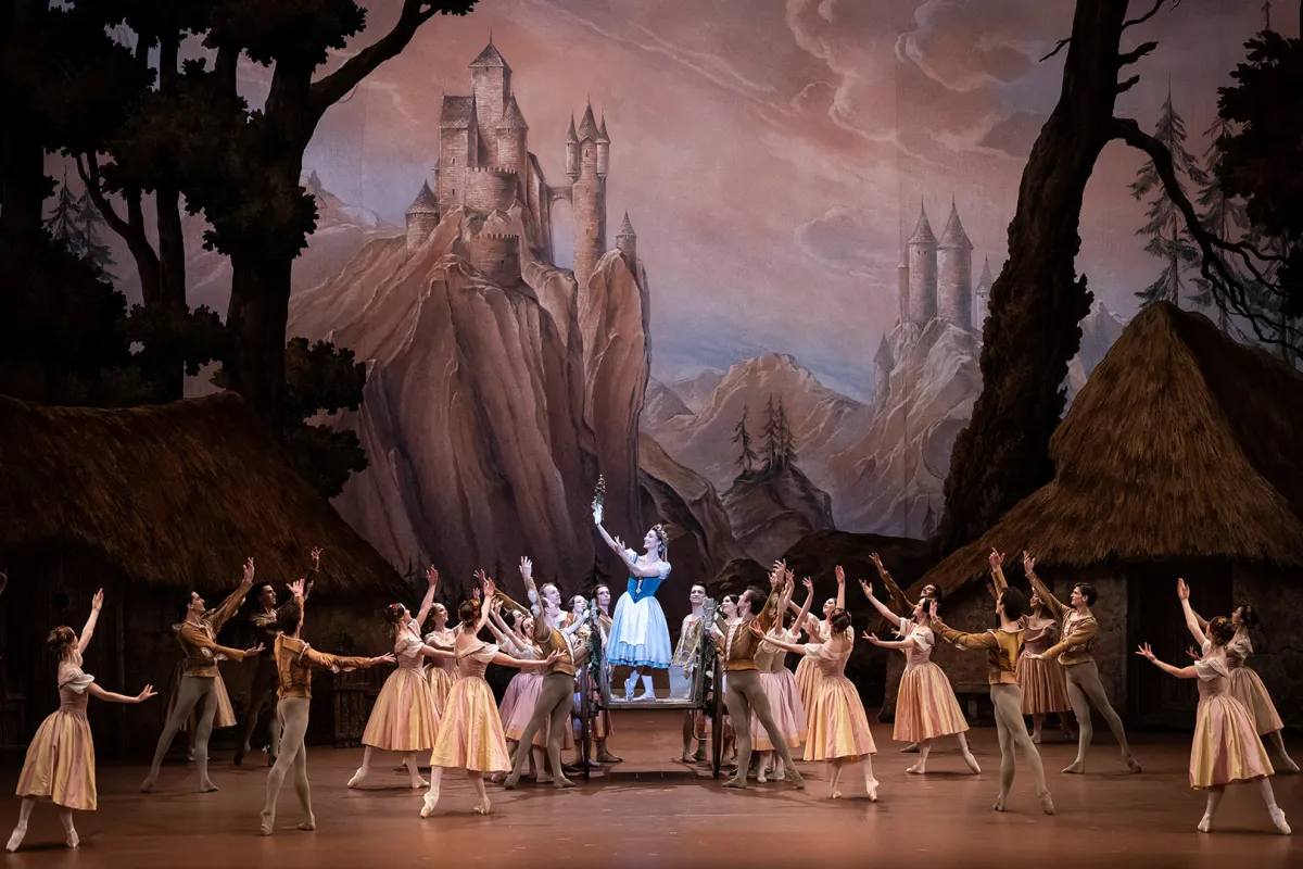 راقصو فرقة أوبيرا باريس خلالة جلسة تمرين بملابس مسرحية Giselle، على خشبة مسرح جارنييه في باريس (مصدر الصورة: Lionel Bonaventure/ AFP)