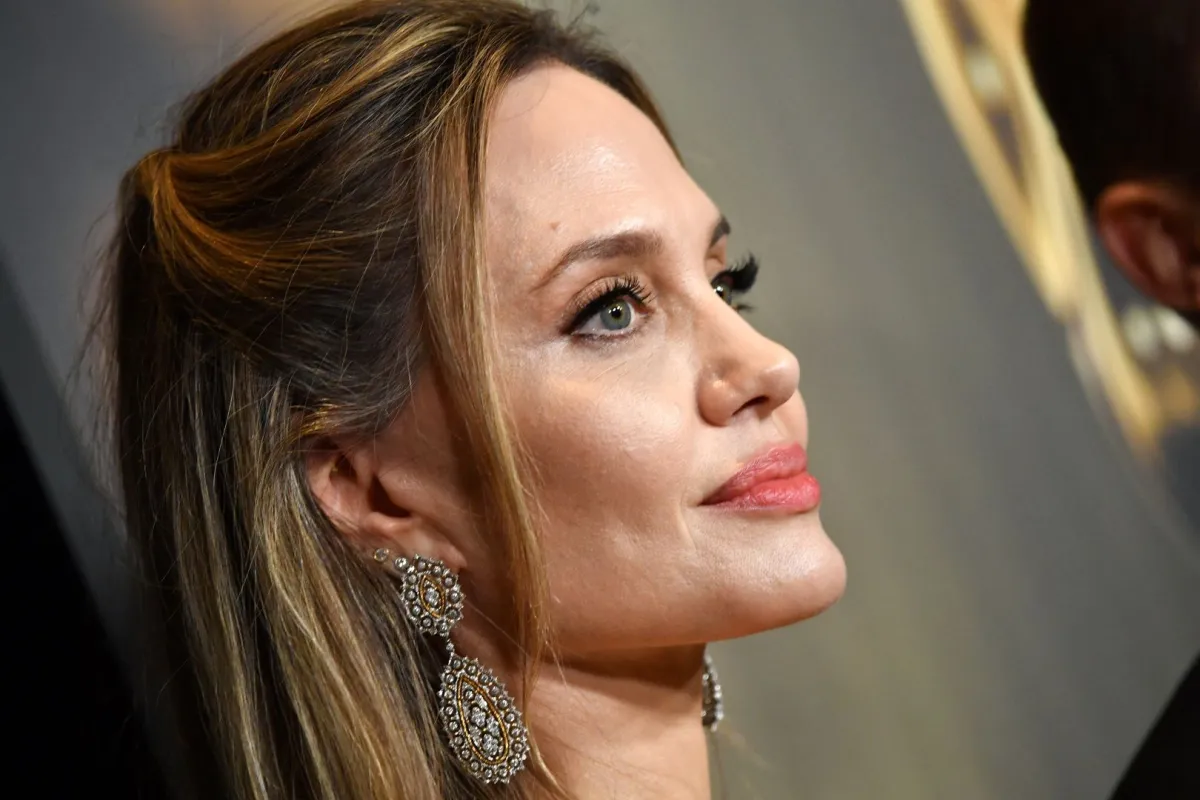 أنجلينا جولي في قاعة راي دولبي في لوس أنجلوس (Angelina Jolie at the Ray Dolby Ballroom in Los Angeles). مصدر الصورة: VALERIE MACON / AFP