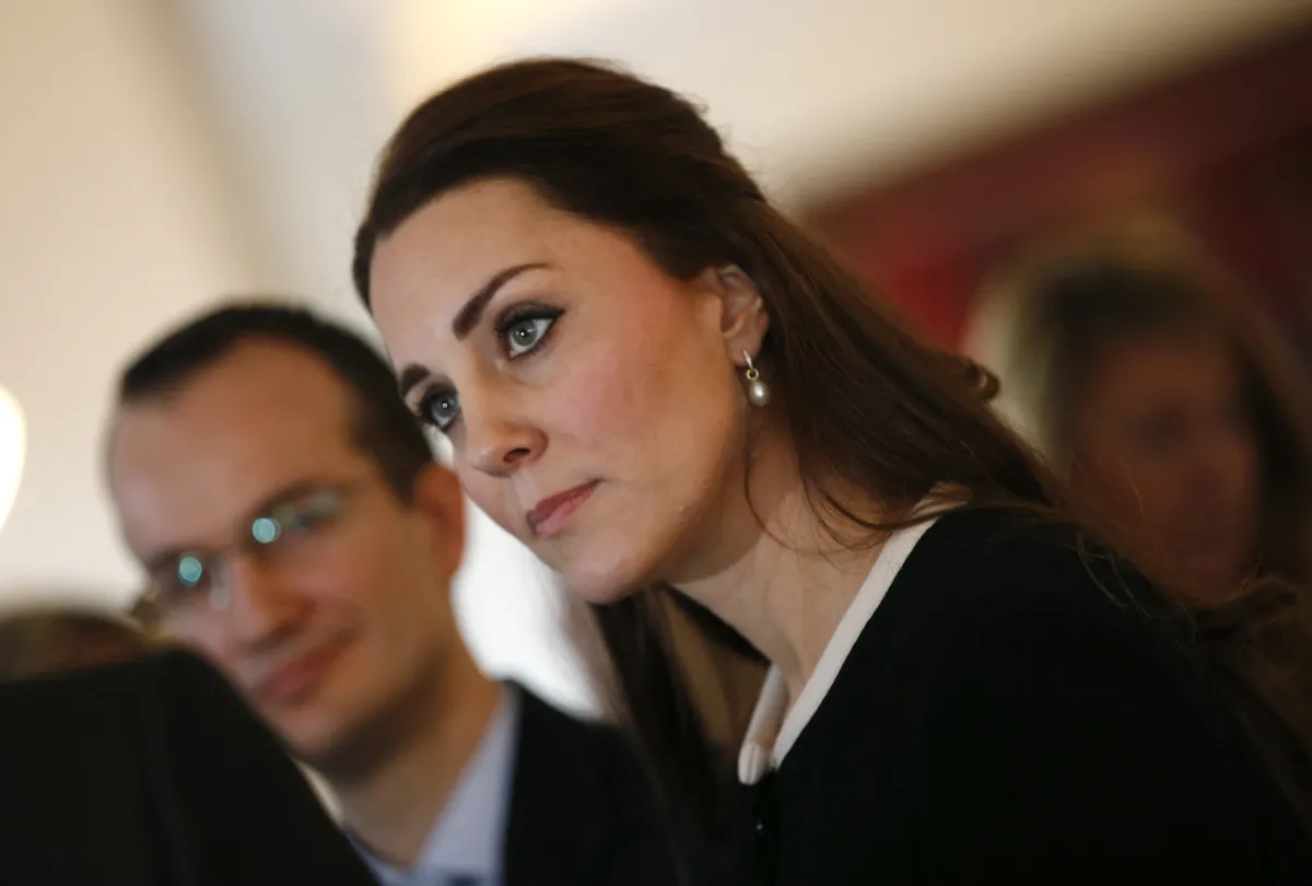 كيت ميدلتون في مأدبة غداء بمقر إقامة القنصل العام البريطاني في نيويورك ( Kate Middleton at a luncheon at the residence of the British Consul General in New York). مصدر الصور: MIKE SEGAR / POOL / AFP