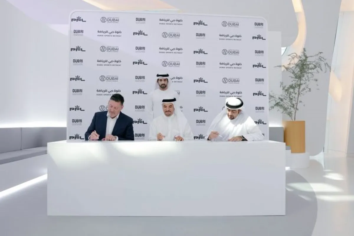 حمدان بن محمد يشهد توقيع اتفاقية الفنون القتالية. الصورة من مكتب دبي الإعلامي