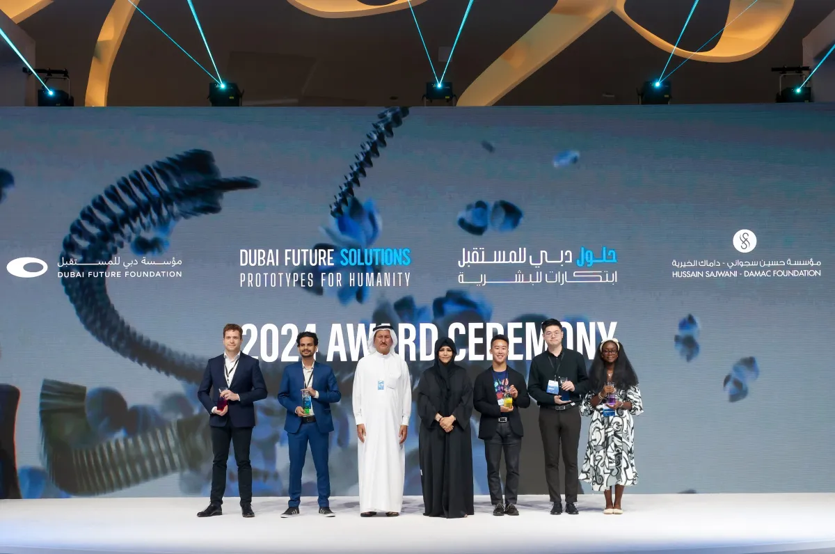 الشيخة لطيفة بنت محمد تكرم الفائزين بمبادرة حلول دبي للمستقبل. الصورة من مكتب دبي الإعلامي