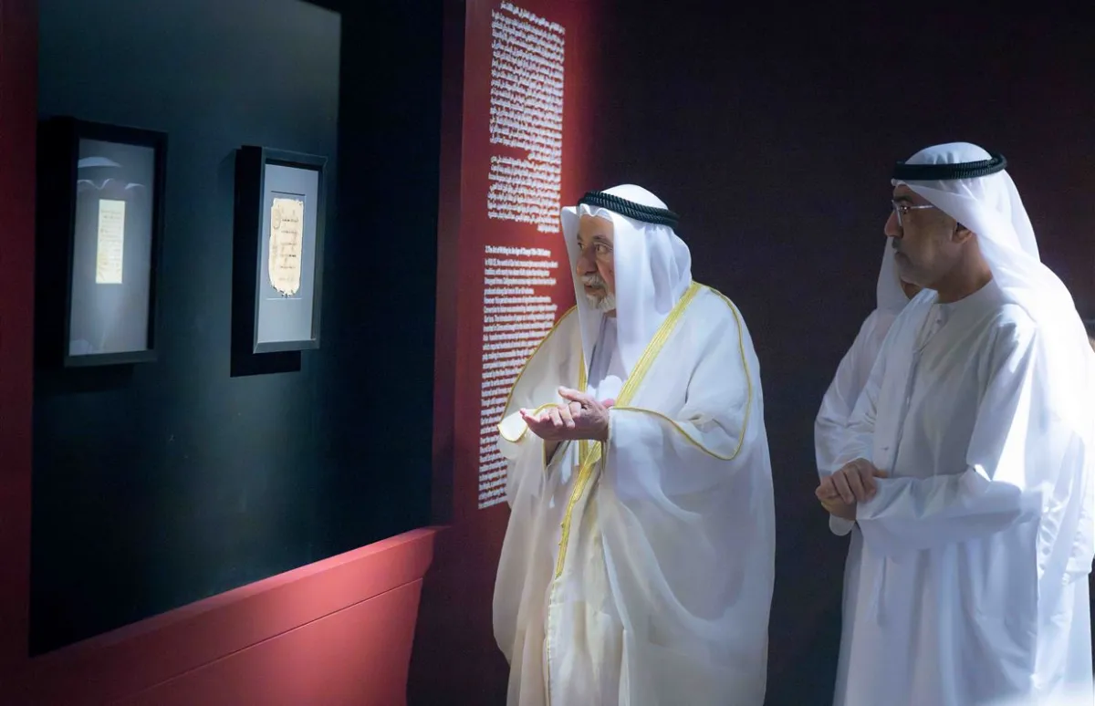  الشيخ الدكتور سلطان بن محمد القاسمي يطلع على مقتنيات المعرض. الصورة من مكتب الشارقة الإعلامي