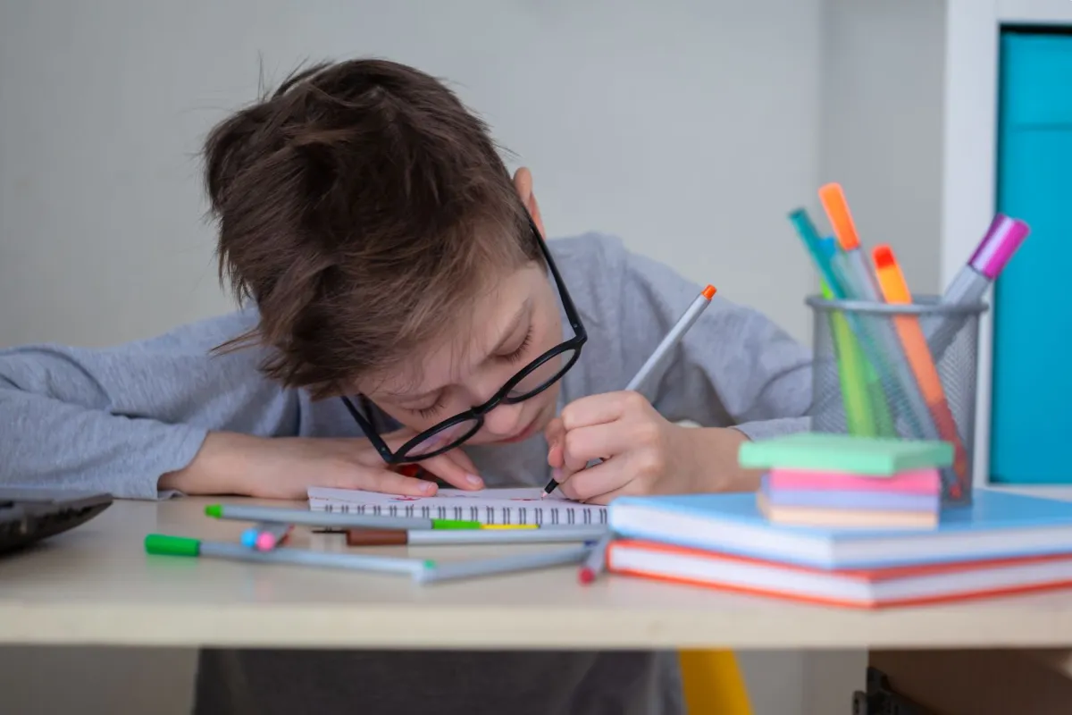 صورة طفل يدرس