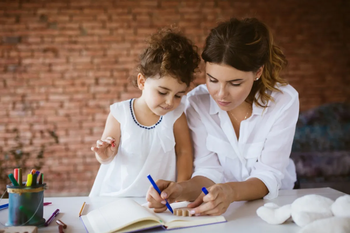 صورة أم تعلم طفلتها