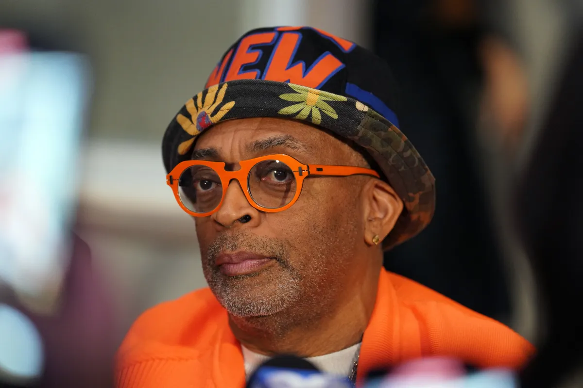 المخرج سبايك لي Spike Lee – مصدر الصورة Joe Buglewicz/Getty Images/AFP (Photo by Joe Buglewicz / GETTY IMAGES NORTH AMERICA / Getty Images via AFP)