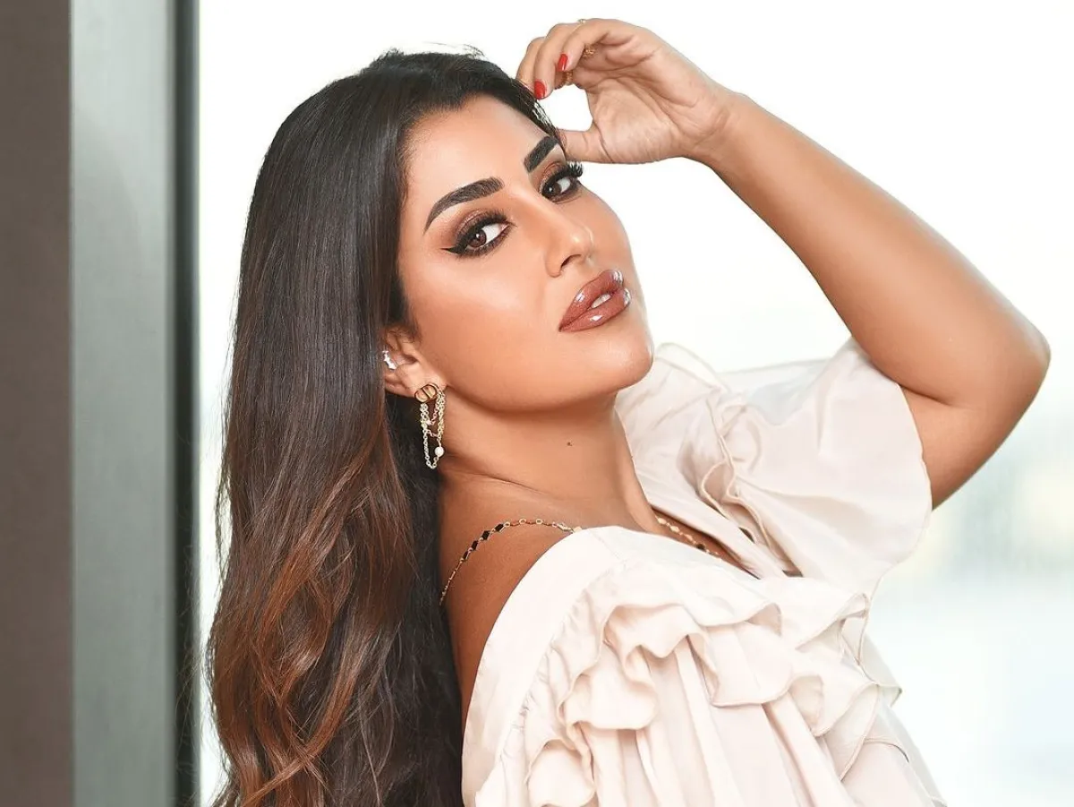 آيتن عامر في ذكرى ميلادها.. تخطف الأنظار بإطلالات جمالية فخمة