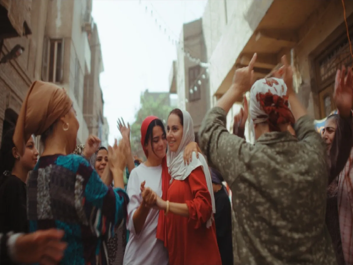 مشهد من فيلم الفستان الابيض