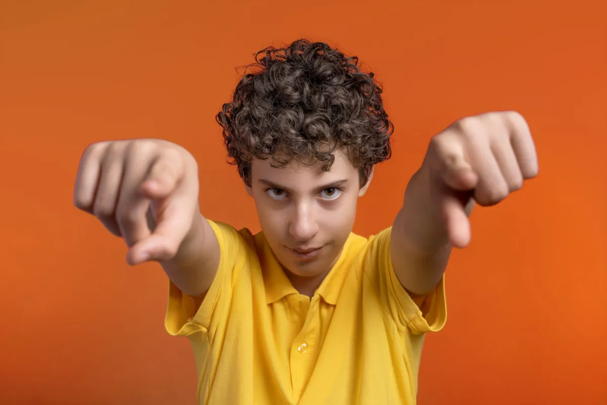 صورة مراهق يشعر بالغضب