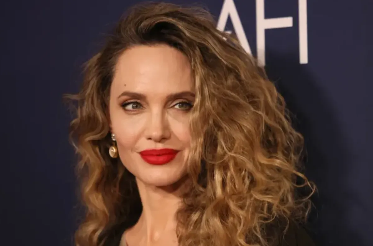 أنجلينا جولي أثناء حضورها العرض الأول لفيلمها "Angelina Jolie attends the premiere of the movie "Maria. مصدر الصورة: ETIENNE LAURENT / AFP