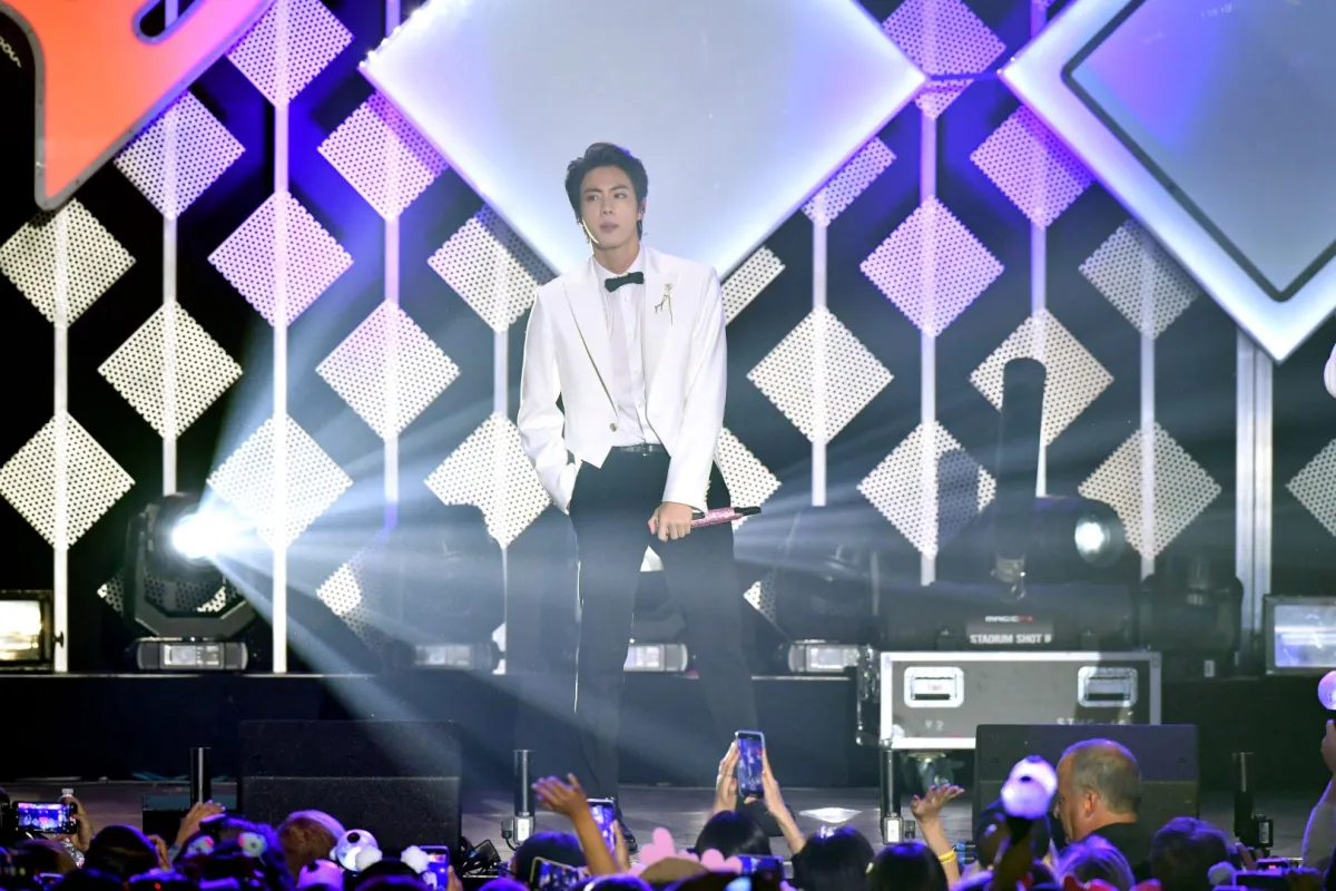  Jin of BTS Amy Sussman/Getty Images/AFP / Getty Images via AFP / GETTY IMAGES NORTH AMERICA / Amy Sussmanجين