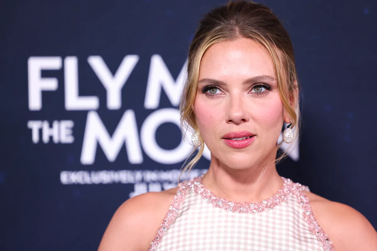 الممثلة سكارليت جوهانسن ترتدي أقراطاً مرصعة بالألماس بتصميم كروي 