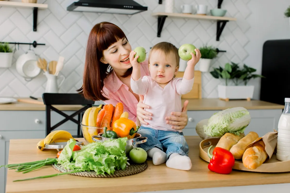 صورة لطفل وأمه وسط اطعمة صحية 
